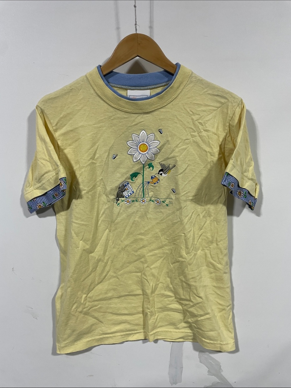 Vintage Yellow Daisy Graphic Tee with Blue Trim